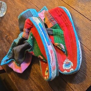 Vintage handmade moccasins from Nepal embroidered size 7/8